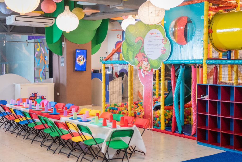 mesas y área de juegos