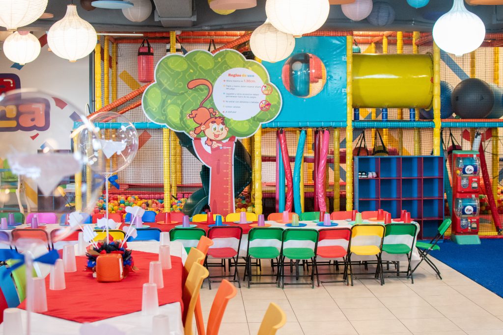 mesas y área de juegos