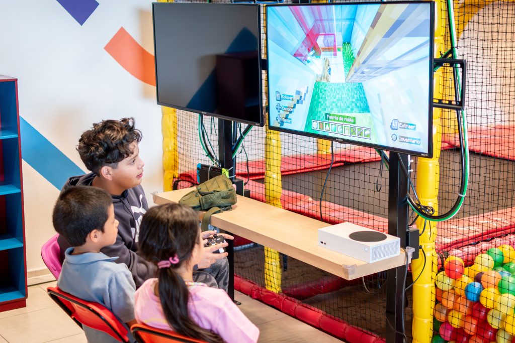 salon-de-fiestas-infantiles-boulevard-atlixcayotl-puebla-area-de-videojuegos-01